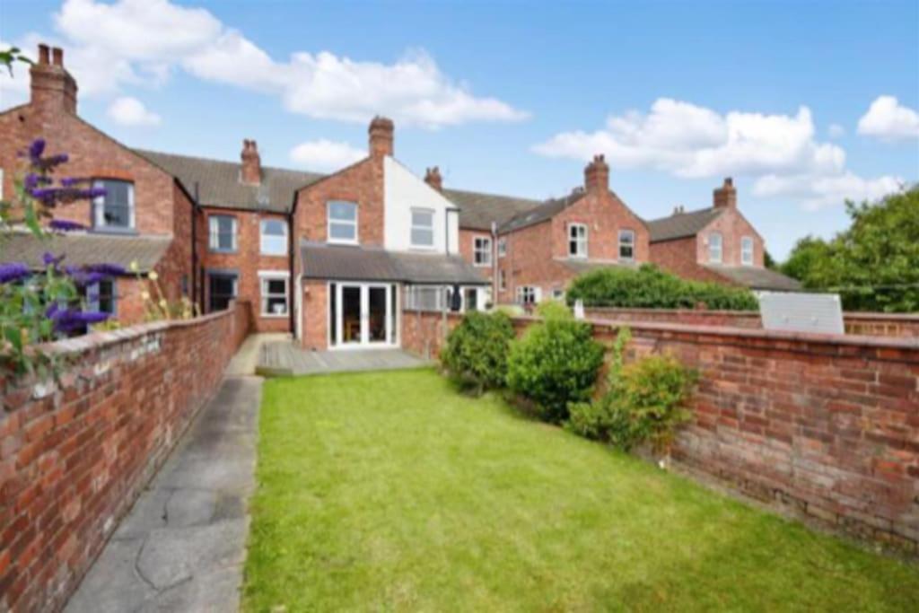 Spacious Victorian Townhouse With Cathedral Views لينكولن المظهر الخارجي الصورة